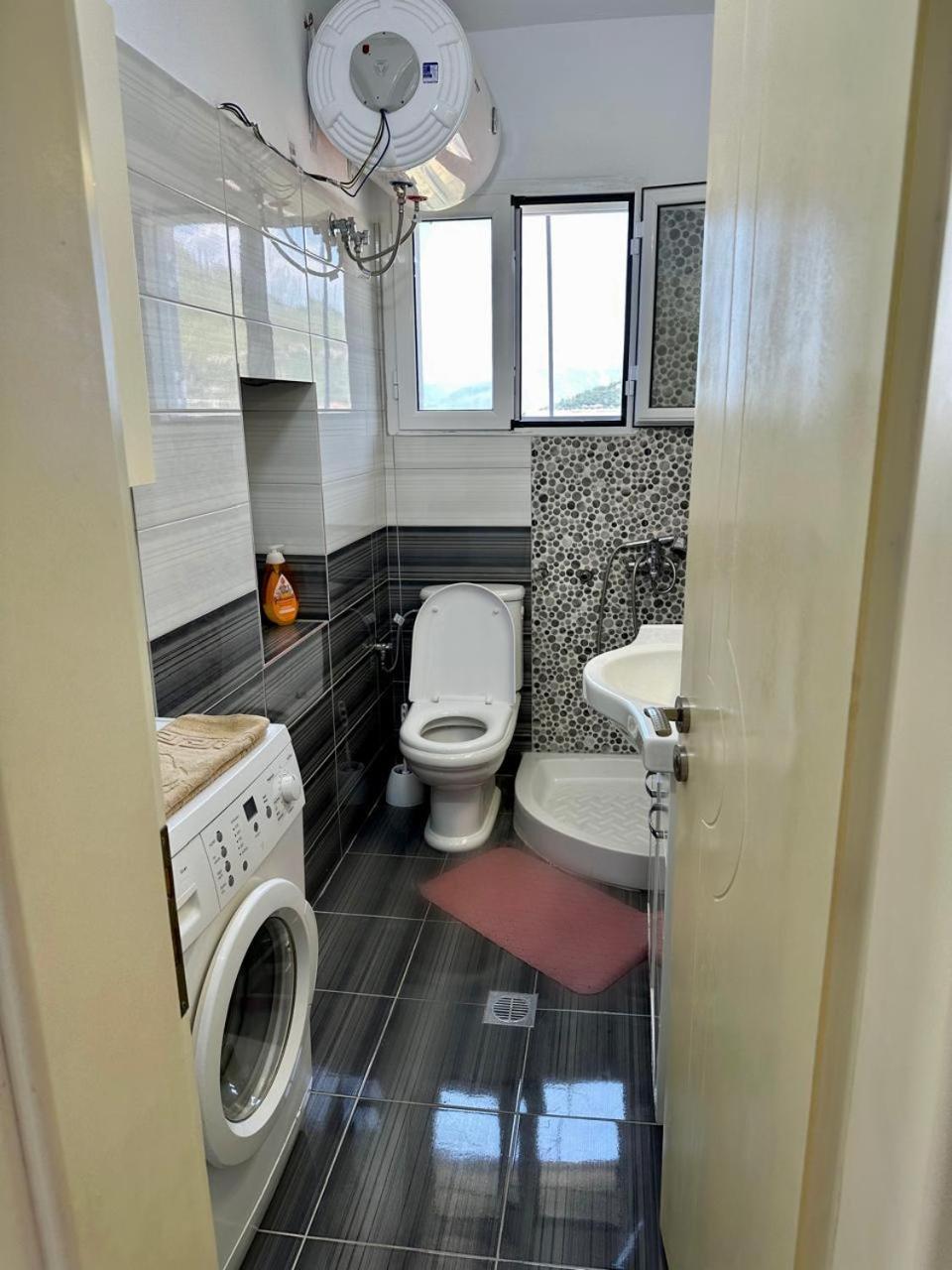 For Rent Piqeras, Sarande Piqeras
